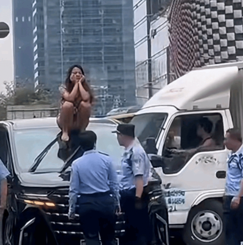 在深圳市福田区出现一奇女子，面对一众制服人员，愣是做到了“我行我素”。接下来更是