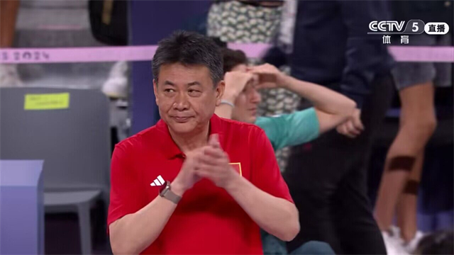 巴黎奥运会落幕，中国体育代表团在北京参加表彰大会，中国女排主教练蔡斌也现身了此次