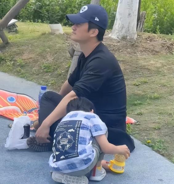 吴京从功夫小子成长为票房担当，谢楠也是知名主持人，二人婚姻备受关注。近日，吴京陪