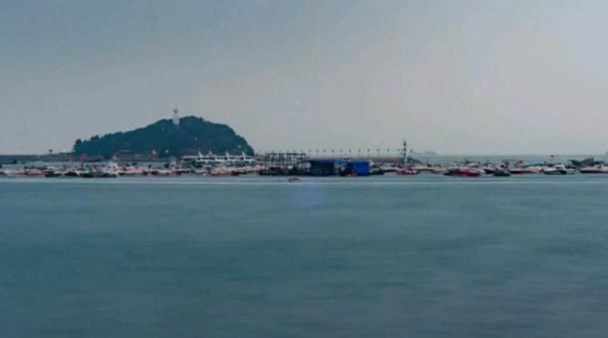 近期，有消息称，东方大国的海军军舰穿越菲律宾巴西兰海峡，菲律宾竟然也进行强烈抗议