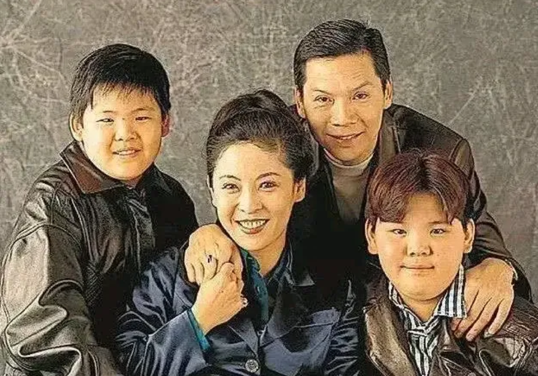 原来向佐和向佑不是一个梗，而是一母同胞的两兄弟呀？只是向佑因为频繁惹祸，被向家雪