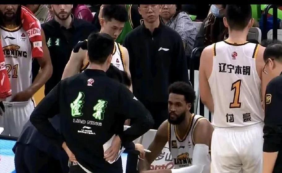 才不配位，身受其累！这俩人现在一个表情，付豪生生被顶薪压得不会打球了！扬鸣这‘山