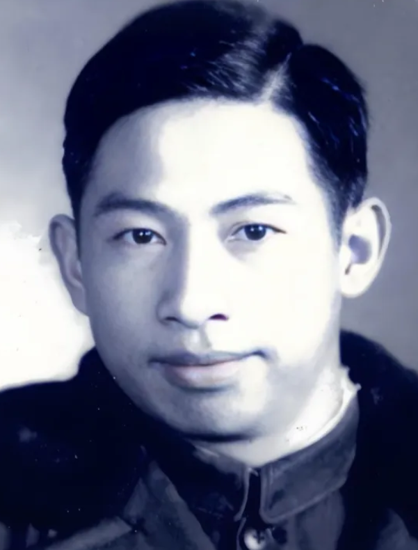 1955年，1名中南学院大学生，在毕业前，突然被2名没军衔的神秘军人带走。在军人
