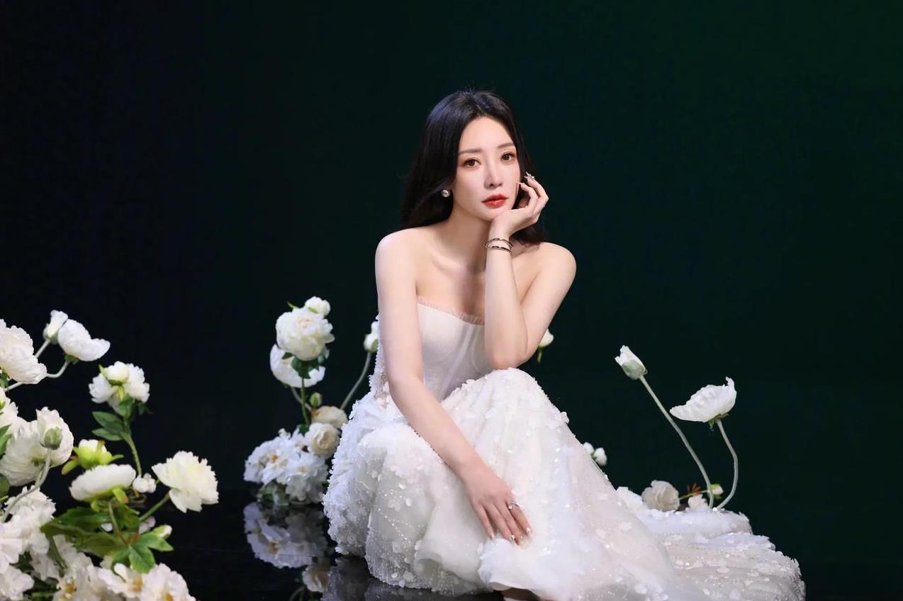 在娱乐圈这片光怪陆离的江湖里，柳岩的身影可谓独树一帜。她一直身处特型演员的行列，