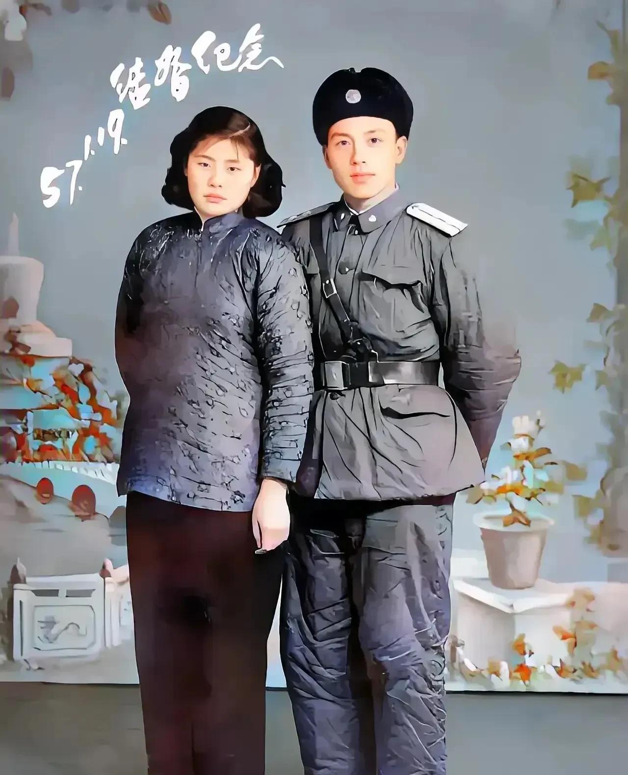 这是一张造假老照片！ 人物形态衣服样式和日期题字等都模仿那个时代的风格！但是军人