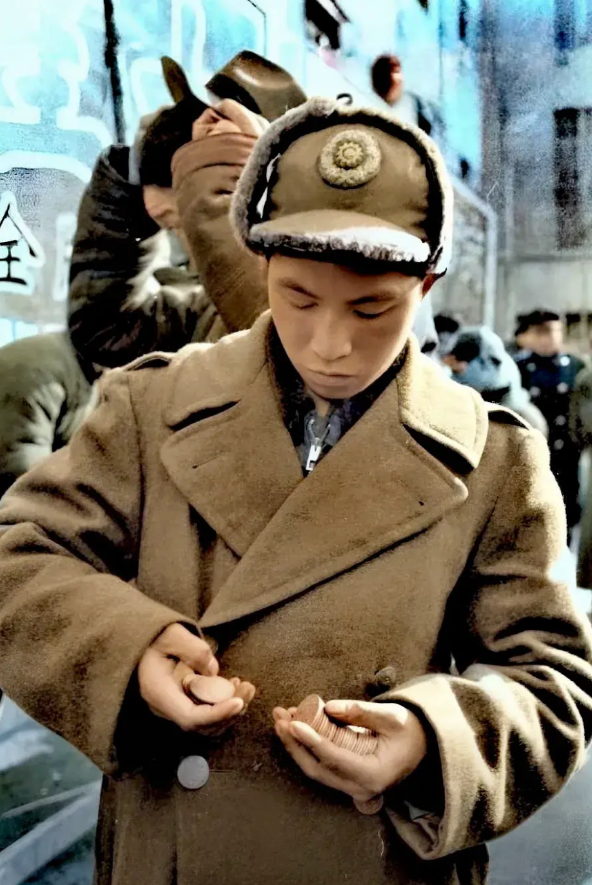 老照片
民国时期的一位国民党军官，刚刚发了薪水，看看他手中的袁大头数量领的是不少