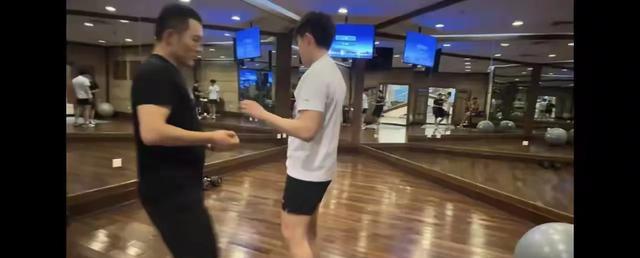 国乒训练视频曝光，王楚钦孙颖莎苦练技艺，王曼昱强化体能