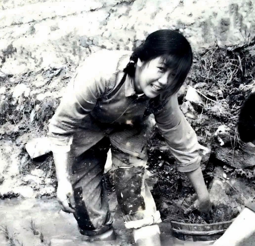 1969年，插秧的女知青。镜头下的她们正值青春年华，身穿着朴素的粗布衣裳，裤脚高