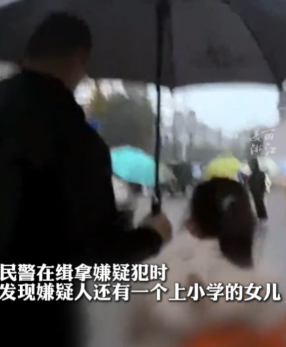 浙江，一民警在缉拿嫌犯后，发现其10岁女儿无人照顾，于是瞬间化身奶爸，脱下警服接