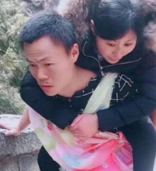 2008年，女子为与男友私奔不幸摔成瘫痪，男友不顾家人阻拦，执意娶她为妻，10年