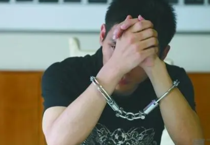 男子为养情人竟盗用公款！