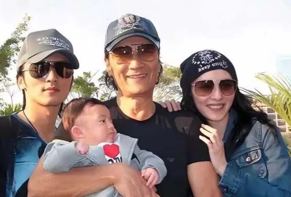 关于谢贤偷偷为张柏芝做的三件事，有以下说法：
 
- 第一，力挺张柏芝并认下三胎