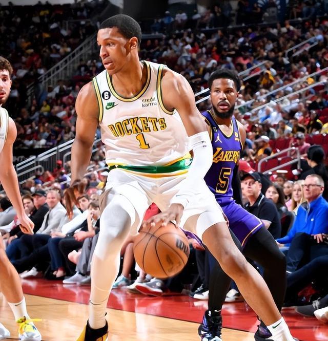 NBA赛季中，休斯顿火箭队面临内线危机，因小贾巴里·史密斯受伤，篮板和防守大受影