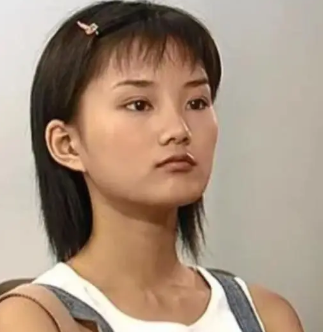 20年前的“国民初恋”却一朝沦为“柜姐”，她却活出了真正的自我（国民初恋 小说）-第30张图片-九妖电影