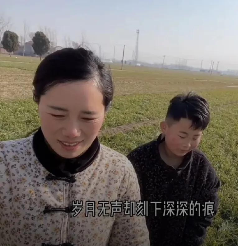 鹏妈是不带货不拍视频，引起了网友的愤怒。
很多网友会说这个女人变了，一点儿也不像