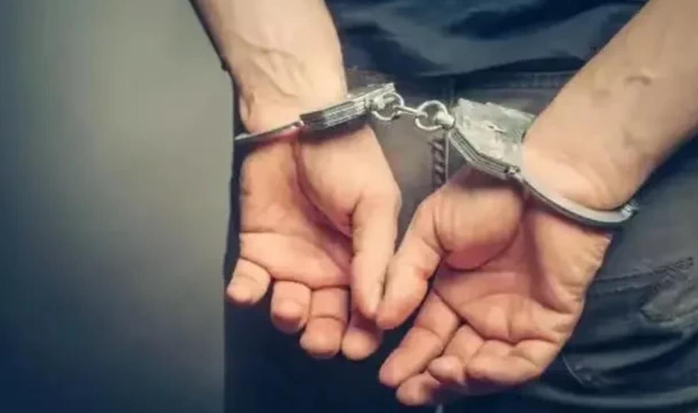安徽合肥，37岁男子见楼下女邻居使用昂贵手机，推测其一定是有钱人。在得知女邻居独