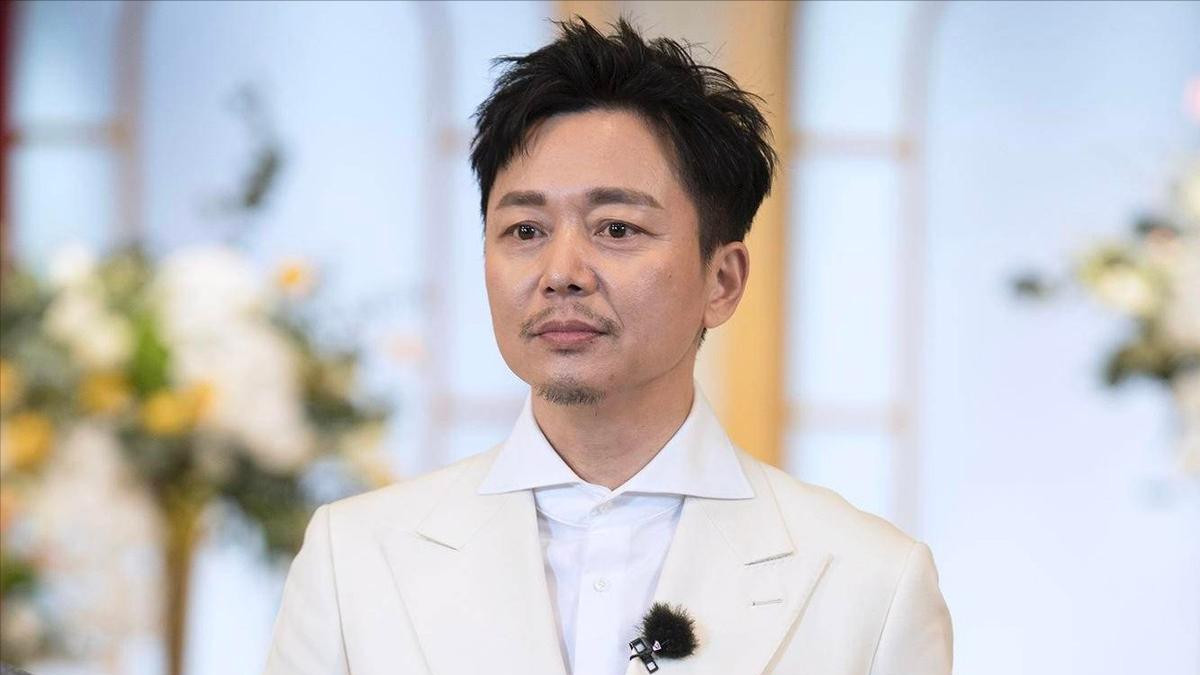 刘奕君带着儿子再婚，中年得女后，与儿子一起将她宠成公主