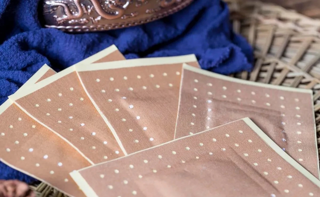 湖北恩施，一女子用家父配方在网上卖秘制膏药，不料却被当地食药监局查获，不仅没收了