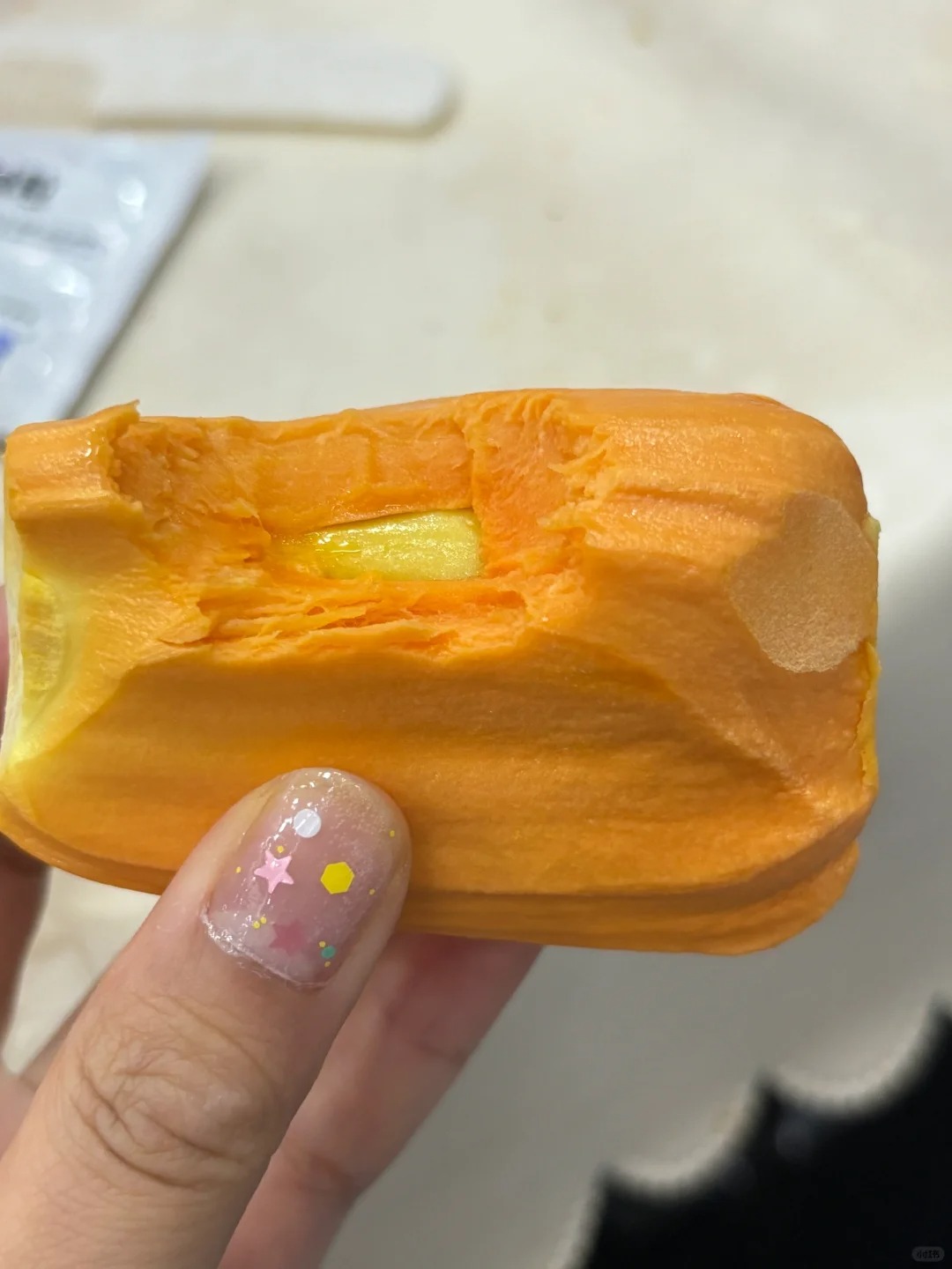 室友拿我东西老不还该怎么体面解决
前段时间室友叫我陪她回家一趟，回学校当天她把我