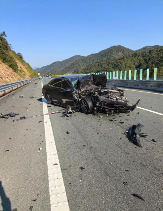 对高速撞车事故相关观点的分析与探讨

在高速失控撞车事故原因的探讨中，车辆性能欠