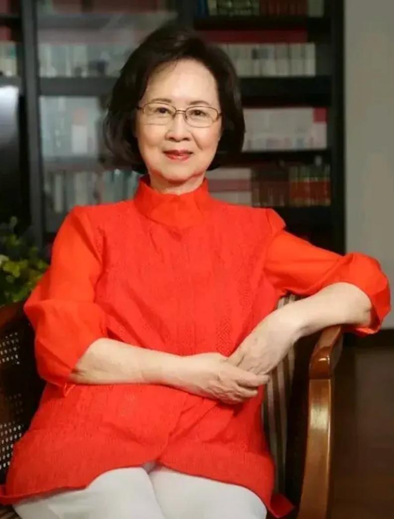 没必要操心要不要与二婚丈夫合葬的问题，聪明的琼瑶阿姨早就想好了归宿，一个非常浪漫