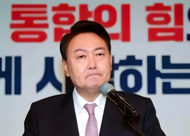 尹锡悦被拘留的小房间布局情况被曝光，尹锡悦在拘留期间住在一间三平方米的房子里面，