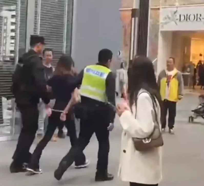 成都一女子砸太古里tiffany珠宝店，店里的员工很理智，都选择了躲在外面，把门