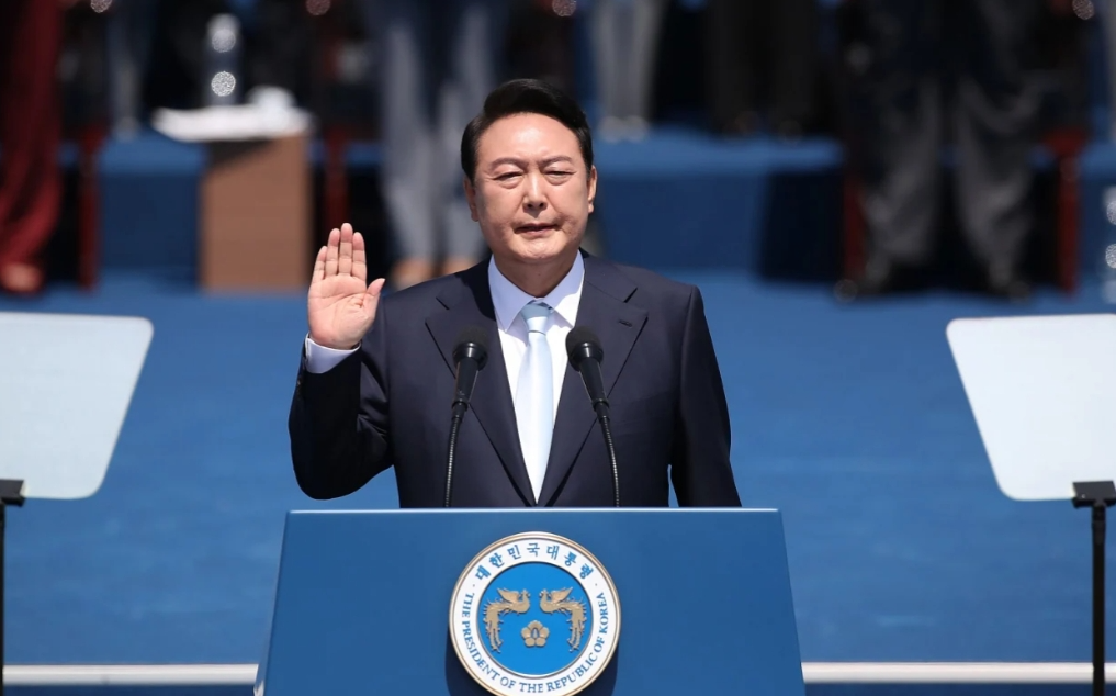 尹锡悦最终还是没有逃过这一劫，在经过多方拉锯之后，他“有幸”创下了大韩的第一个记