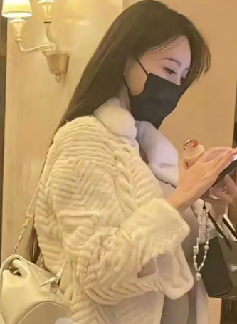 叶珂被拍孕肚明显