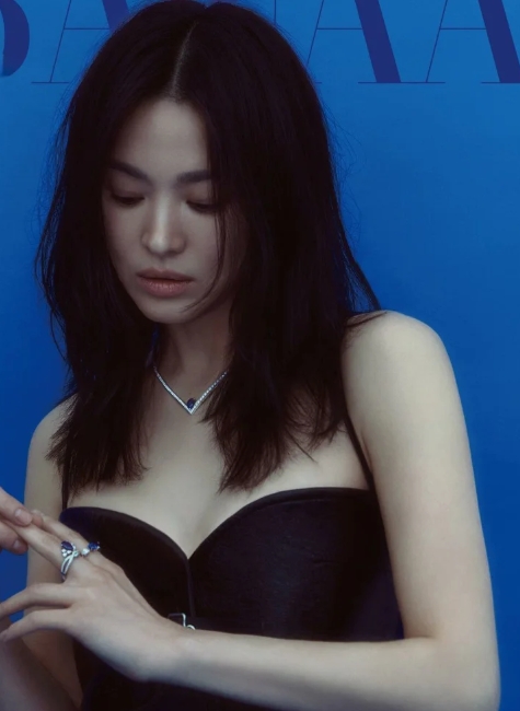 宋慧乔宛如演艺圈的璀璨明珠，魅力无可抵挡。她面容精致，眼眸灵动，能轻易摄人心魄。