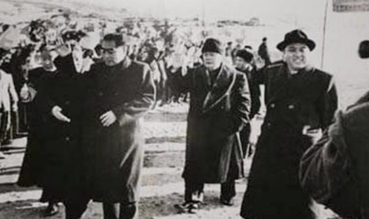 1970年周总理访朝时送给他们一斤沙窝萝卜，周总理逝世后，金日成眼睛哭得通红，推
