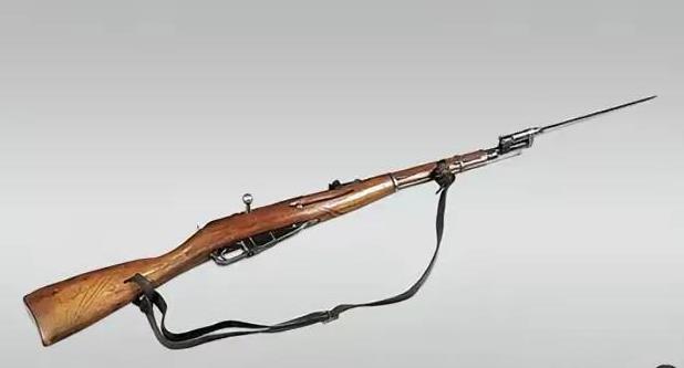 1953年，一位美国顶尖狙击手在一次射击中，击中了一名志愿军战士，使其摇摇晃晃地