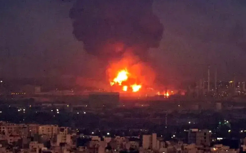 伊朗首都导弹工厂，遭到以色列战机空袭。伊朗革命卫队工厂，是伊朗革命卫队主要弹道导