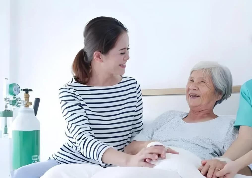 上海，一女子哥哥去世，嫂子和侄子消失不见，女子承担起照顾父母的责任，多年之后，老