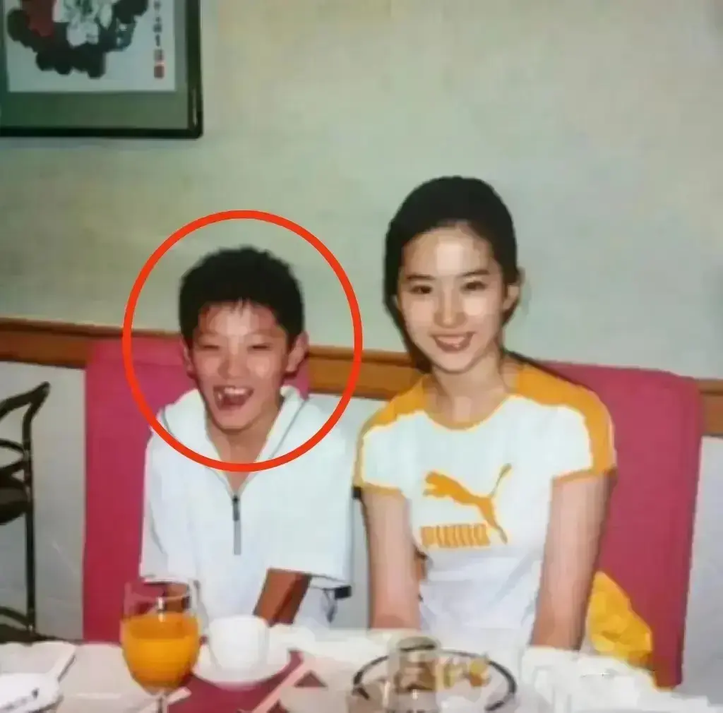 天啊！我才知道旁边挤眉弄眼的是谁？