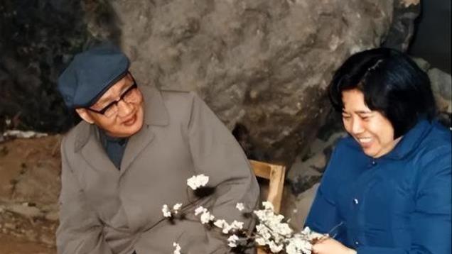 62年，毛泽东寄去唯一没有抬头的信件，七个字解开儿媳邵华的心结