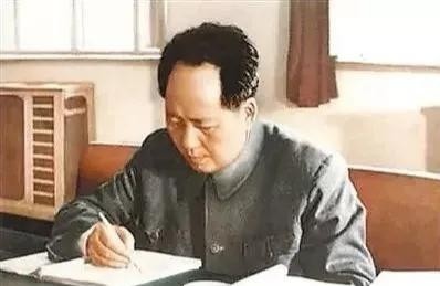 人们为什么思念毛主席？人们为什么由衷地热爱毛主席？
1894年，毛泽东出生在湖南