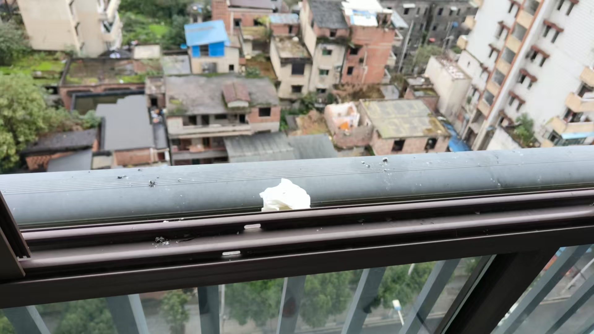 烟灰飘飘，真是让人火大！