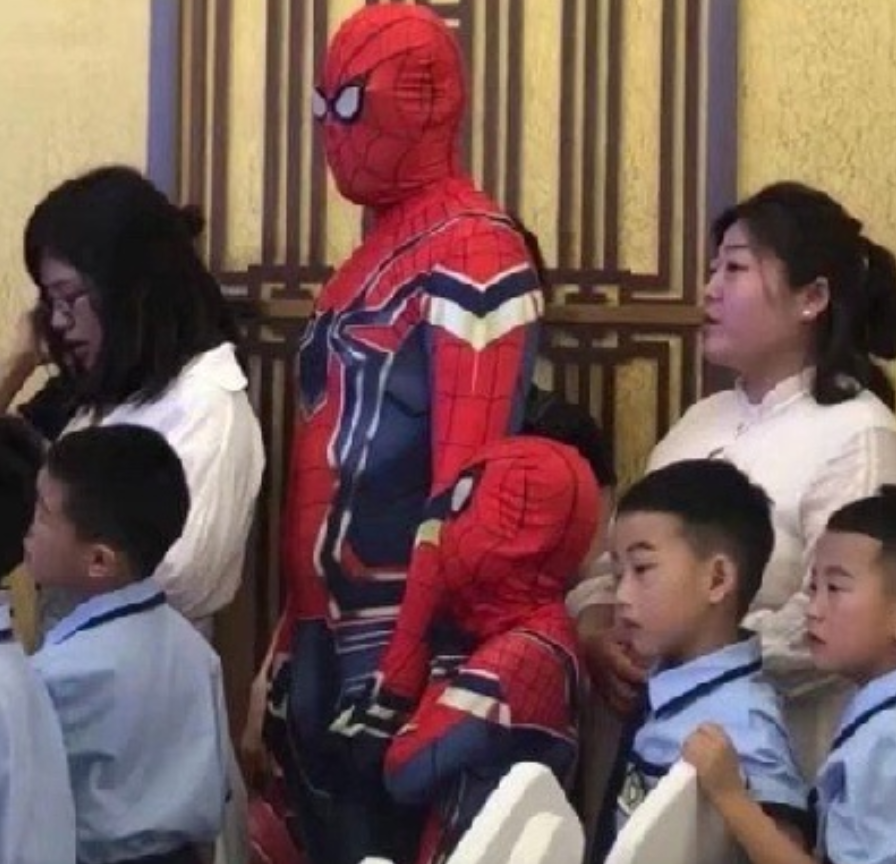 当学校要求穿亲子装时