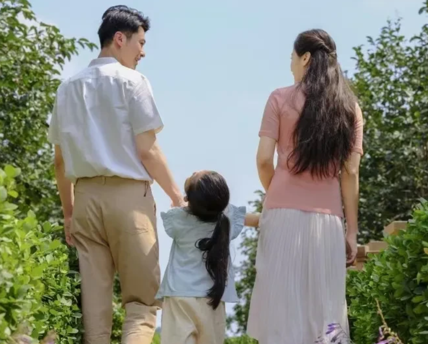 广西，男子时签订协议，女儿归他，他承担女儿所有开销。离婚3年后，二人同居。男子为