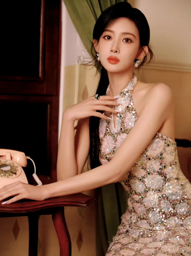 难怪她那么红都不上春晚，突然发现她和央视春晚主持人马凡舒还挺像的，都属于美艳娇俏