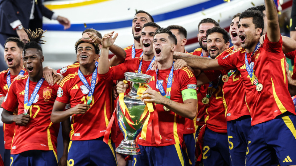 奥亚萨瓦尔绝杀闪耀欧洲之巅，西班牙四度捧杯铸就传奇！