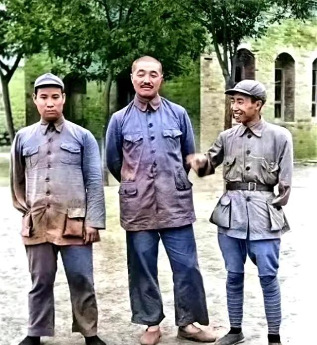 你知道中间这位，穿着破破烂烂的，可建国后，成为编号001的十大元帅之一，任国务院