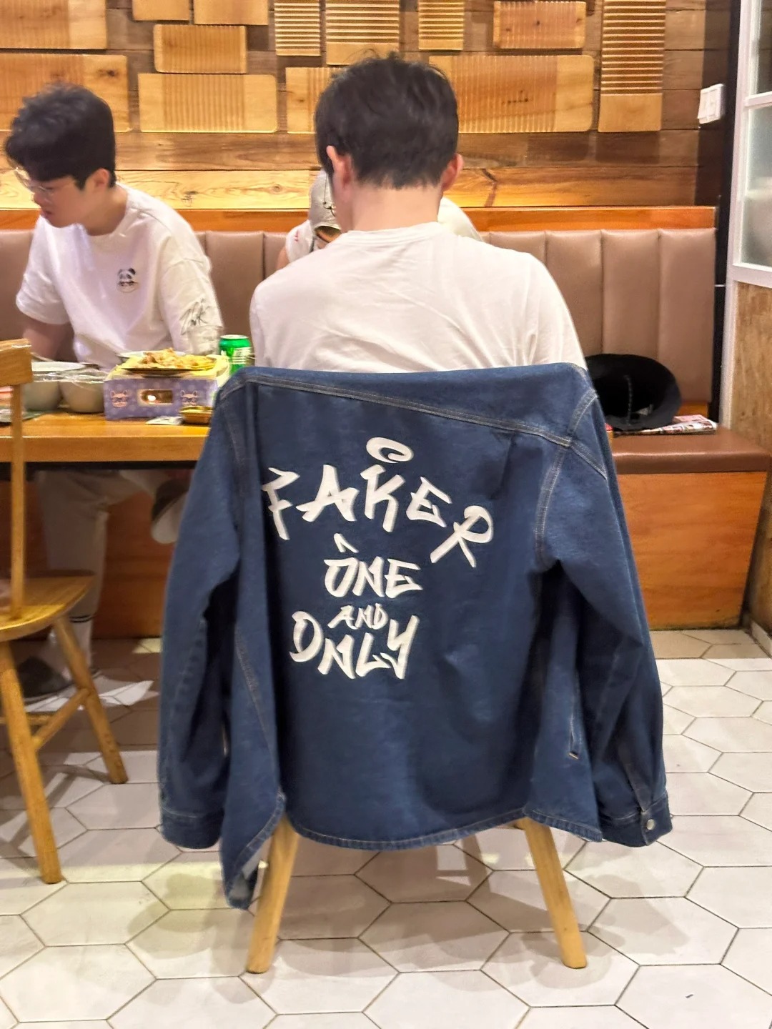 这是谁呀？不会是faker吧？
天老爷，在烤肉店吃饭遇到faker他们了。我的妈