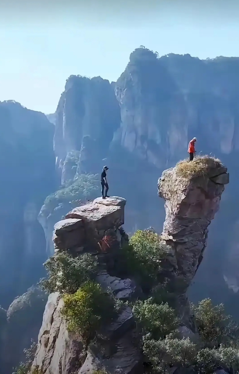 这里是浙江雁荡山，这两个人是怎样爬上去的？上面好玩吗？