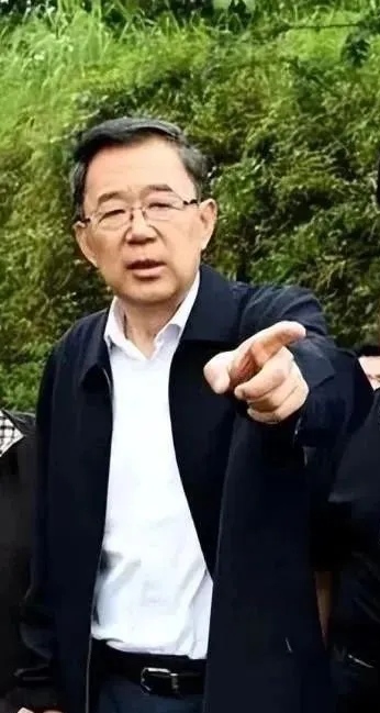孙志刚很能折腾，刚到贵州任省长就号召消灭玉米、广种刺梨，坊间称“消灭玉米”省长，