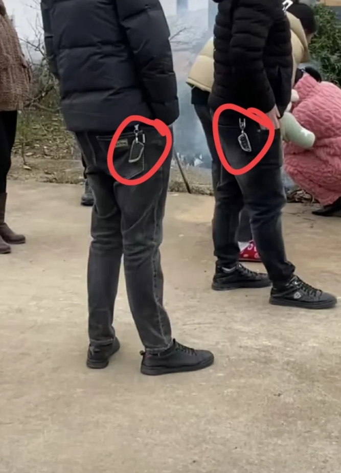  
第一批返乡的人，最喜欢的就是将车钥匙挂在腰上，而且一定要显露出来。
这种做法