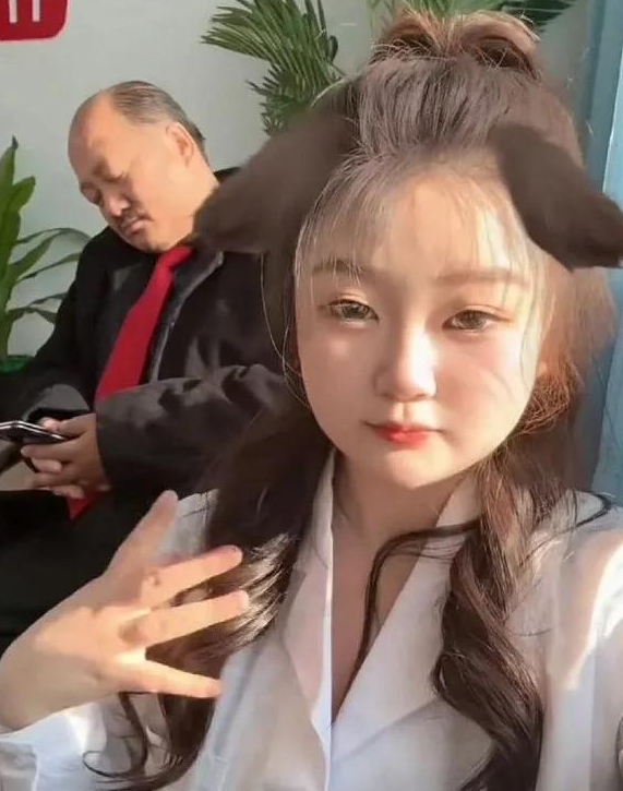 谢广坤女儿唐墩墩被封号了！
你知道为啥吗？原来是她为了流量在直播间胡说八道。编造