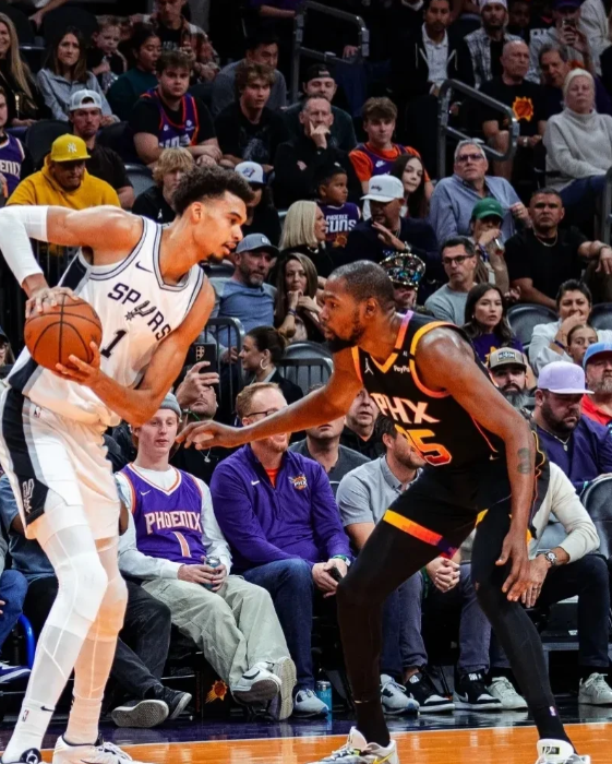 太丢人了吧，马刺队93-104不敌太阳队，一战打出了3个可笑的事实！

1、杜兰