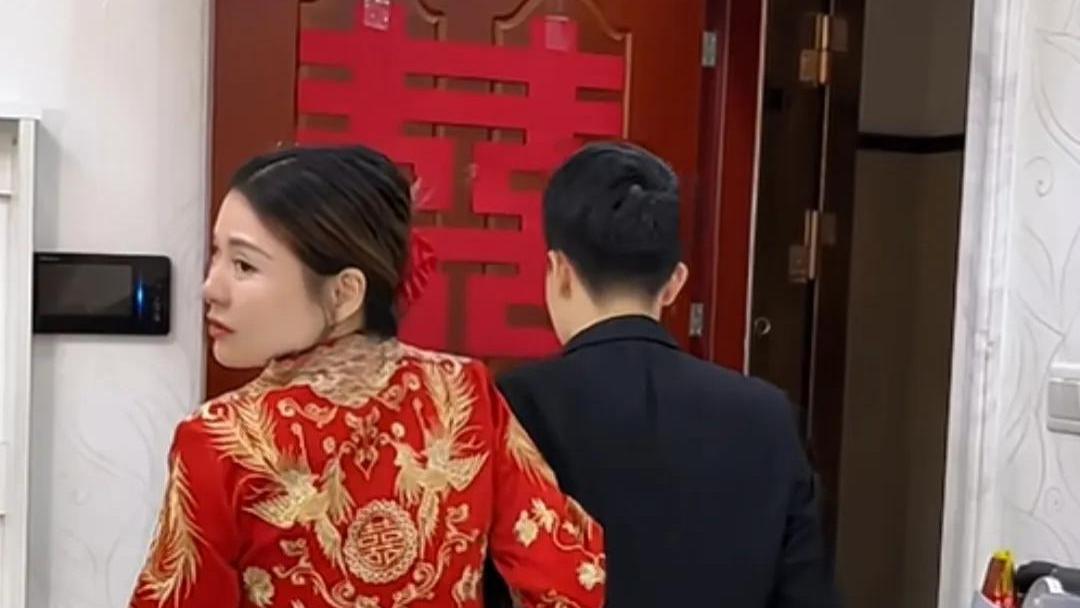 结婚当天，新娘让新郎，给嫂子下跪，新郎发火说：不可能跪嫂子！